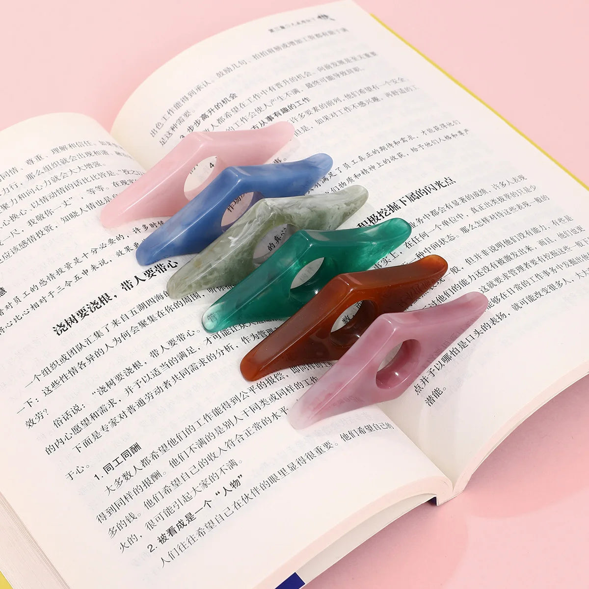 Thumb support bookmark