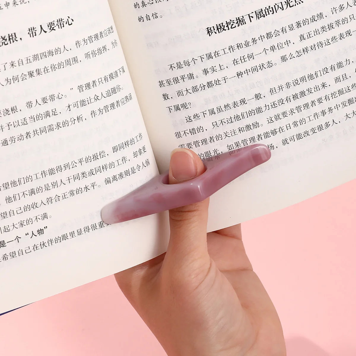 Thumb support bookmark